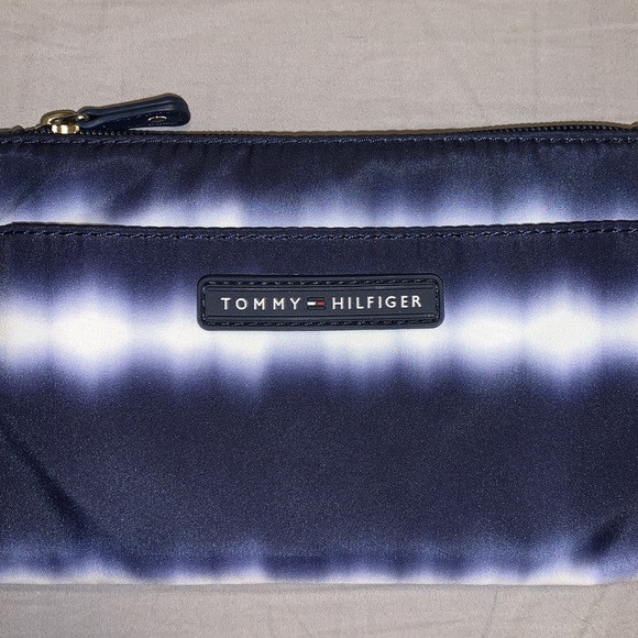 Tommy Hilfiger / Blue & White Wristlet - Picture 6 of 8